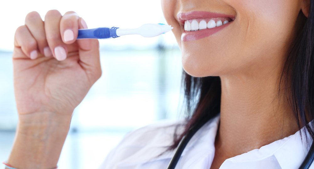 Igiena naturala a dintilor – 11 moduri usoare si naturale de a-ti mentine dintii curati